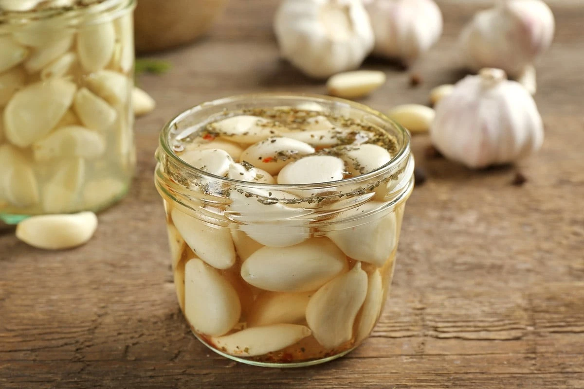 Ajo encurtido en frío: El secreto ancestral que realza cualquier plato - image 1