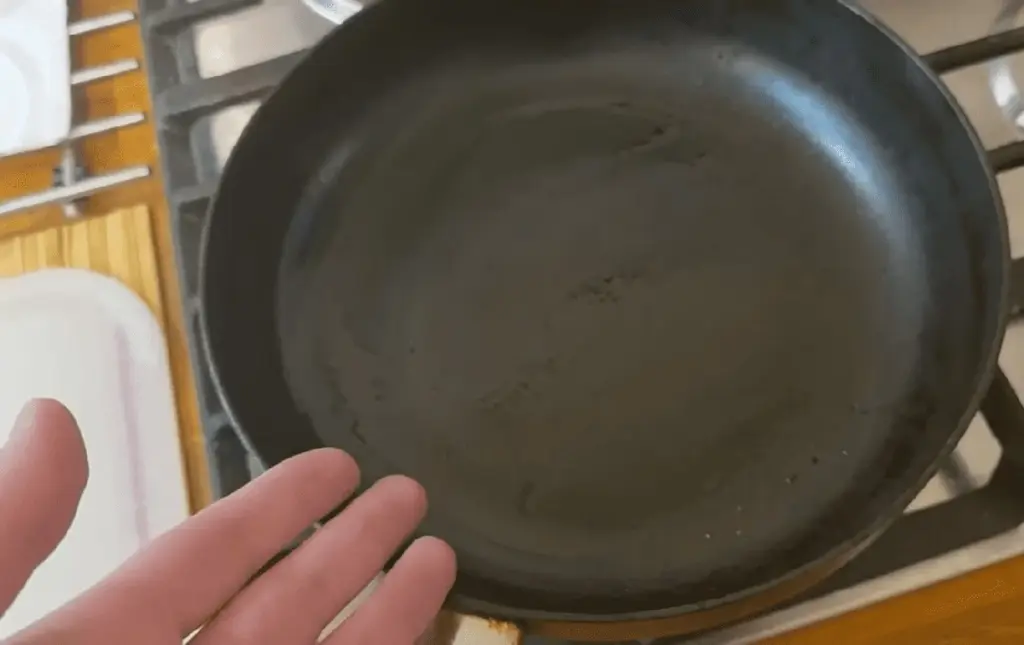 Convierte tu sartén vieja en antiadherente con este truco de abuelo