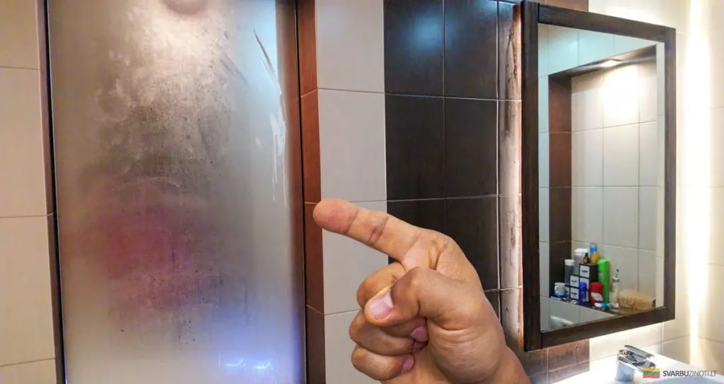 El espejo del baño jamás se empañará: el truco casero que no conocías