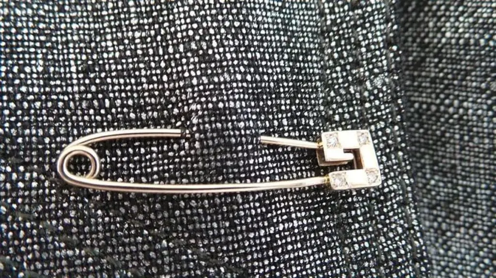 El Secreto del Imperdible Que Atrae Riqueza y Suerte