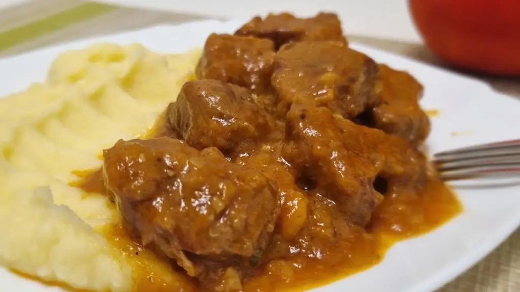 El secreto de los chefs: esta verdura poco conocida transforma tu goulash