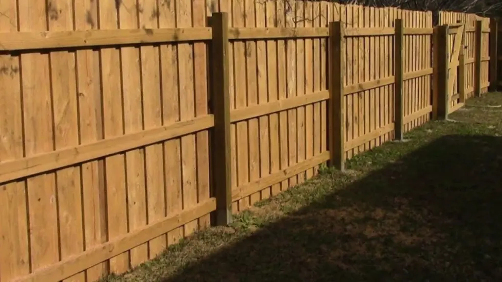 El secreto de los cercos que duran 50 años: qué poner en el hoyo para postes