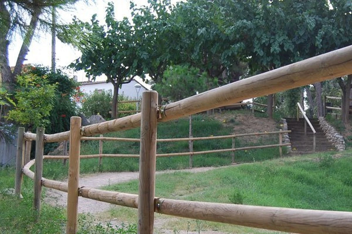 El secreto de los cercos que duran 50 años: qué poner en el hoyo para postes - image 1