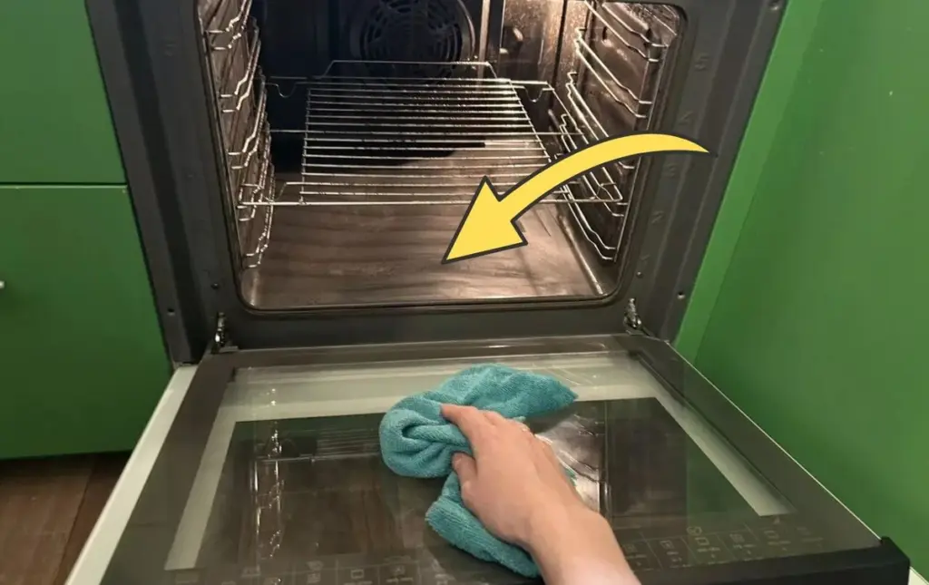 El truco de las limpiadoras para dejar tu horno impecable sin químicos ni esfuerzo