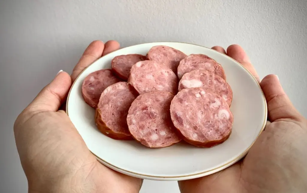 El truco de la vendedora para saber si el embutido es natural (sin trucos de marketing)