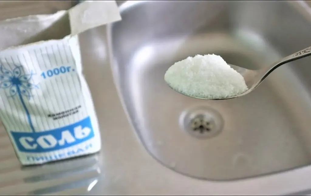 El truco del fontanero: 2 cucharadas de sal en el desagüe de la cocina para un olor fresco