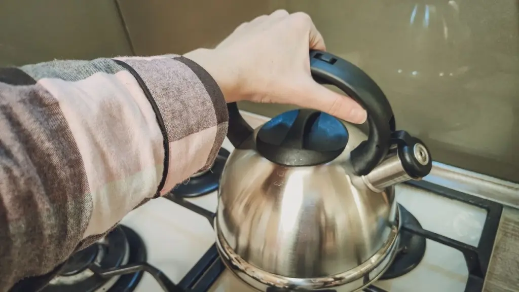 El truco del limón que deja tu tetera reluciente sin esfuerzo