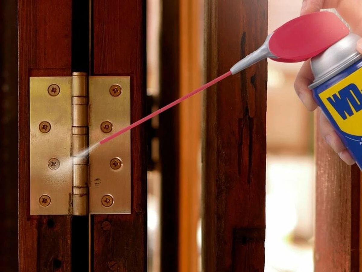 El truco del papel de aluminio que repara puertas chirriantes: ¡nadie te creerá lo bien que funciona! - image 1