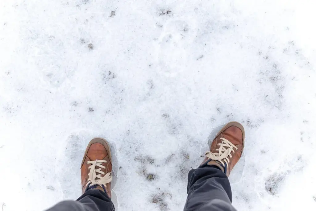 El truco secreto para que tus pies no sientan el frío en la nieve – ¡caminarás horas por solo centavos!
