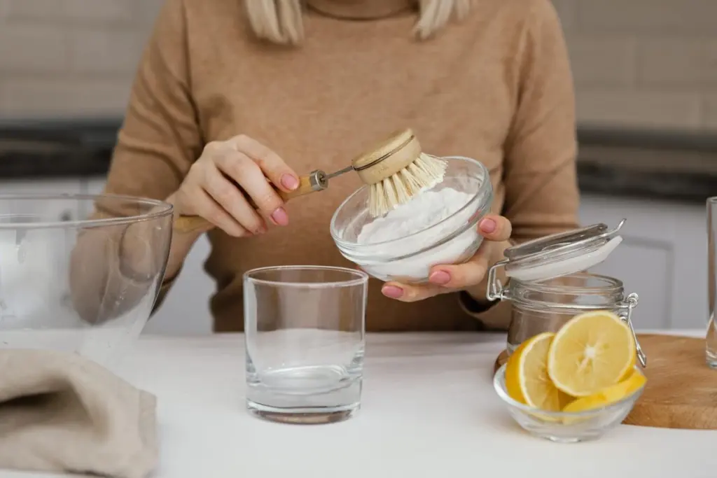 Encontré un remedio de la abuela por '3 céntimos' que disuelve la grasa quemada y el hollín: limpieza sin químicos