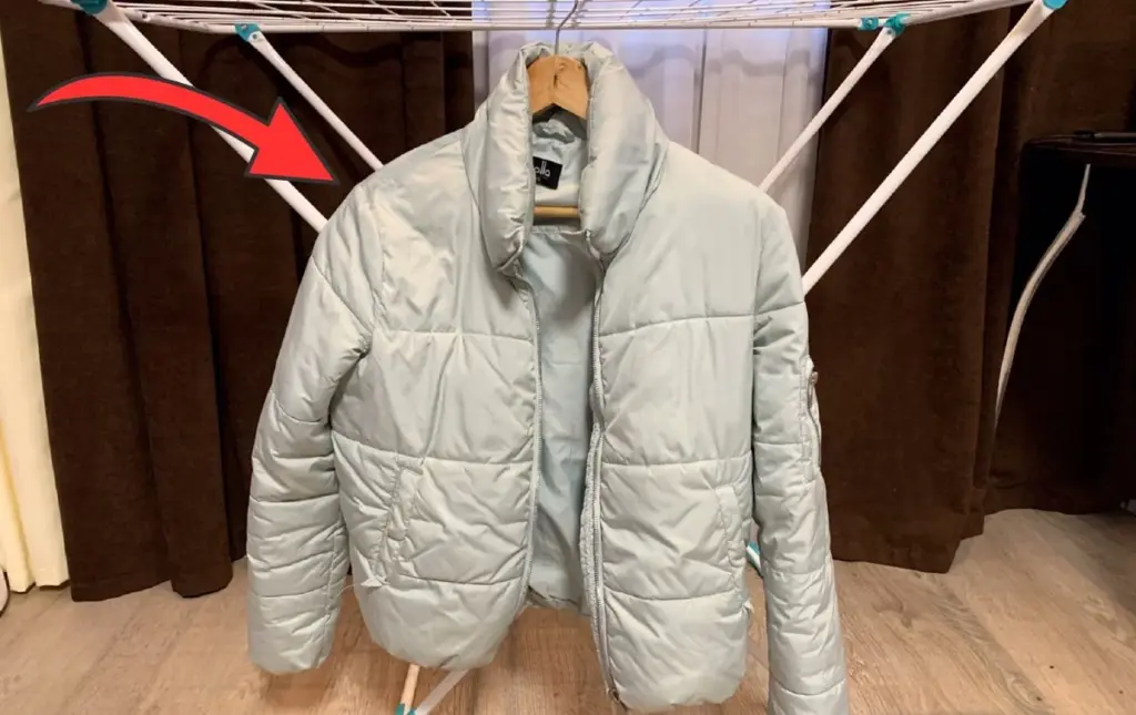 La espuma de afeitar, tu secreto para una chaqueta de plumón impecable sin lavarla