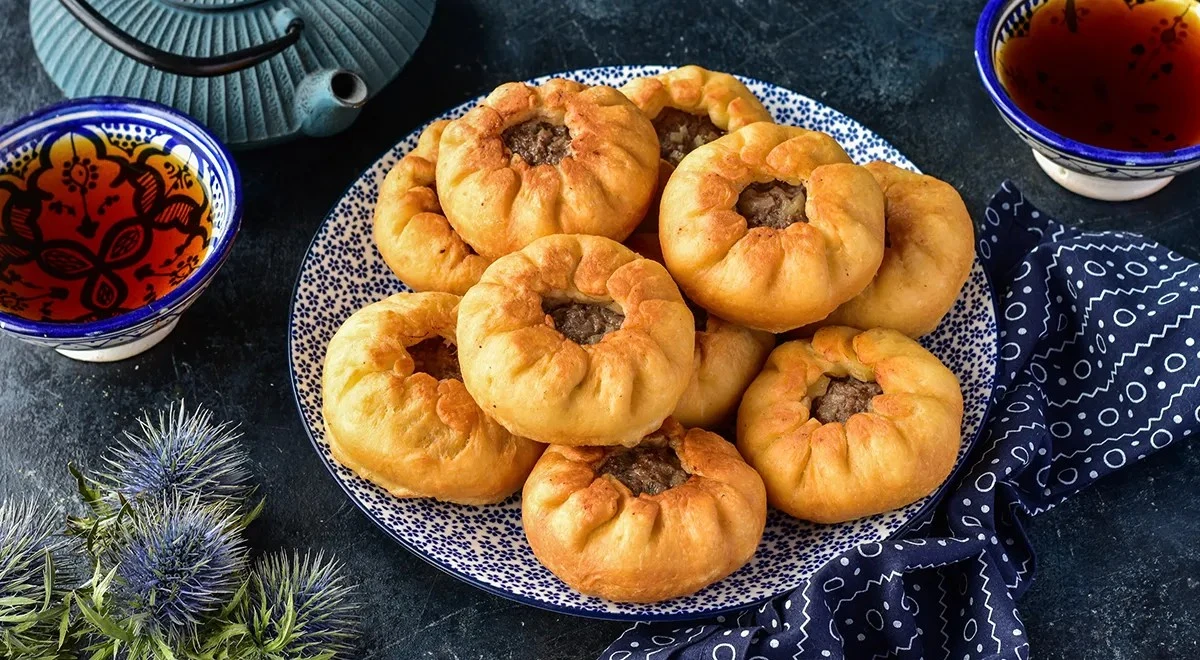 La masa aireada de mi suegra para unos belyashi jugosos: receta fácil y deliciosa - image 1