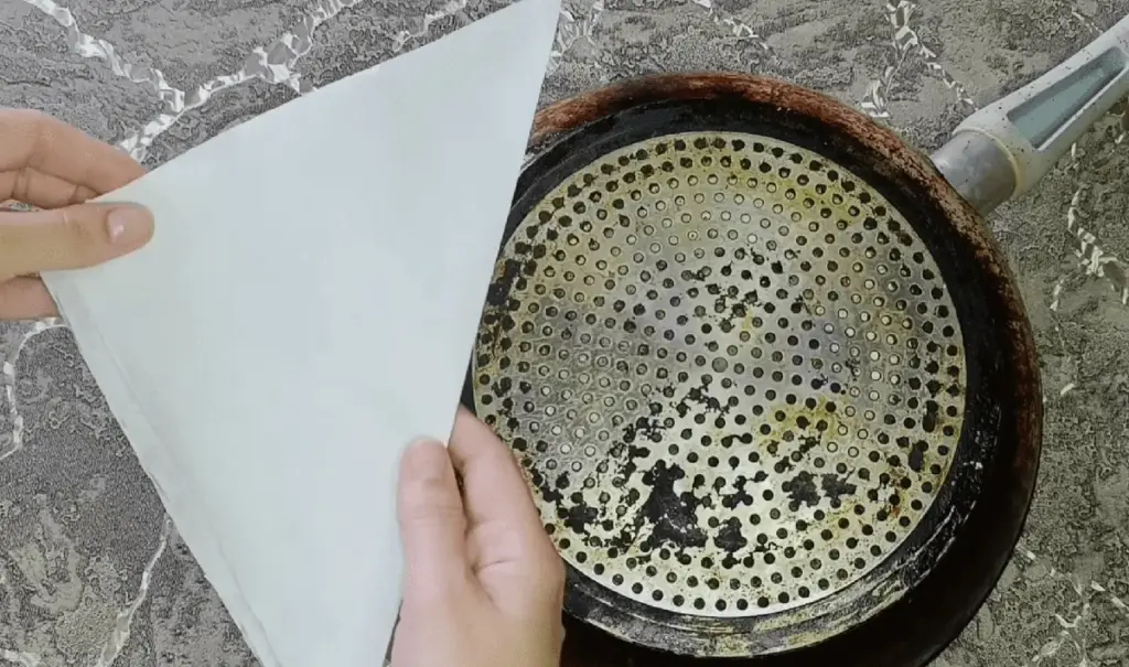 La servilleta mágica que resucita sartenes viejas: adiós a la grasa incrustada