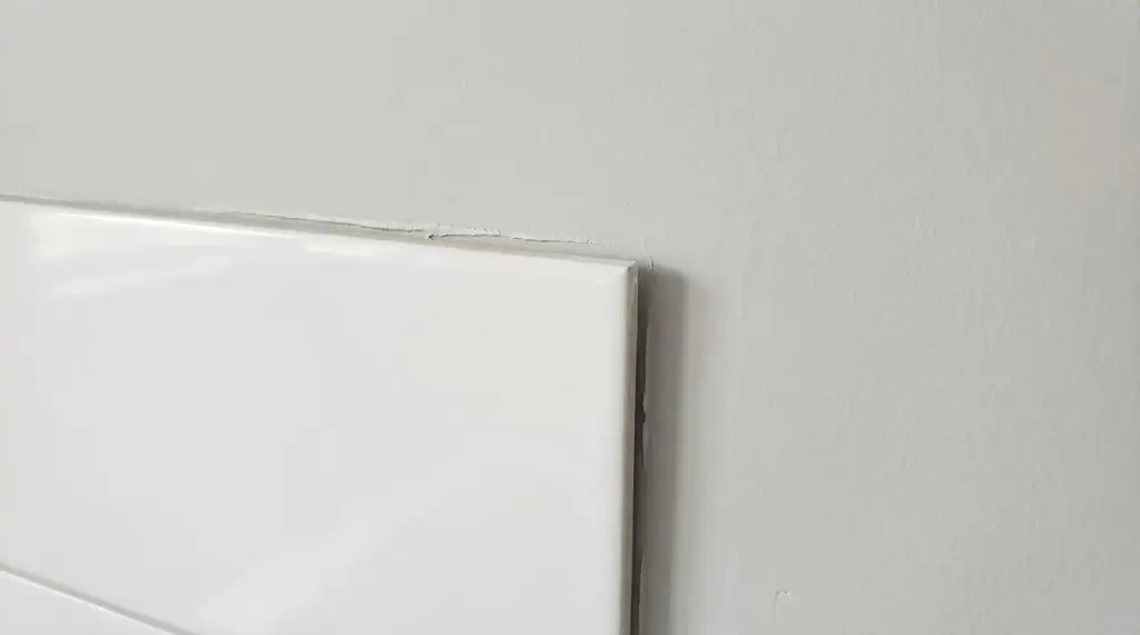 La técnica inusual para retirar azulejos de pared sin dañarlos (incluso sin experiencia)