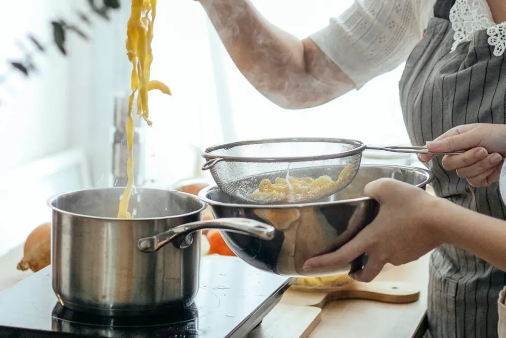 Por qué los chefs italianos nunca enjuagan la pasta después de cocinarla