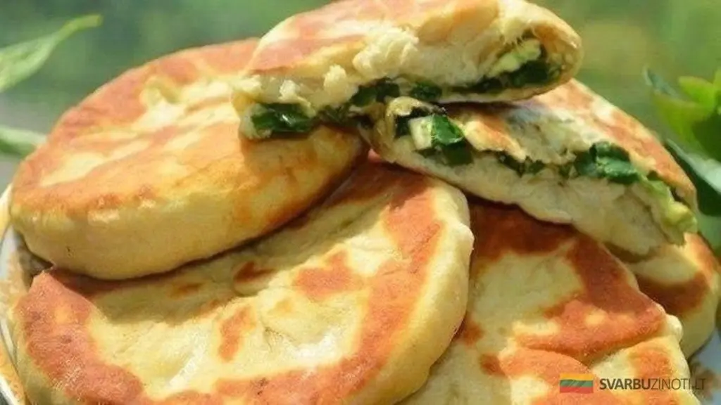 Tortitas esponjosas de cebolleta y huevo en kéfir: la receta rápida que amarás