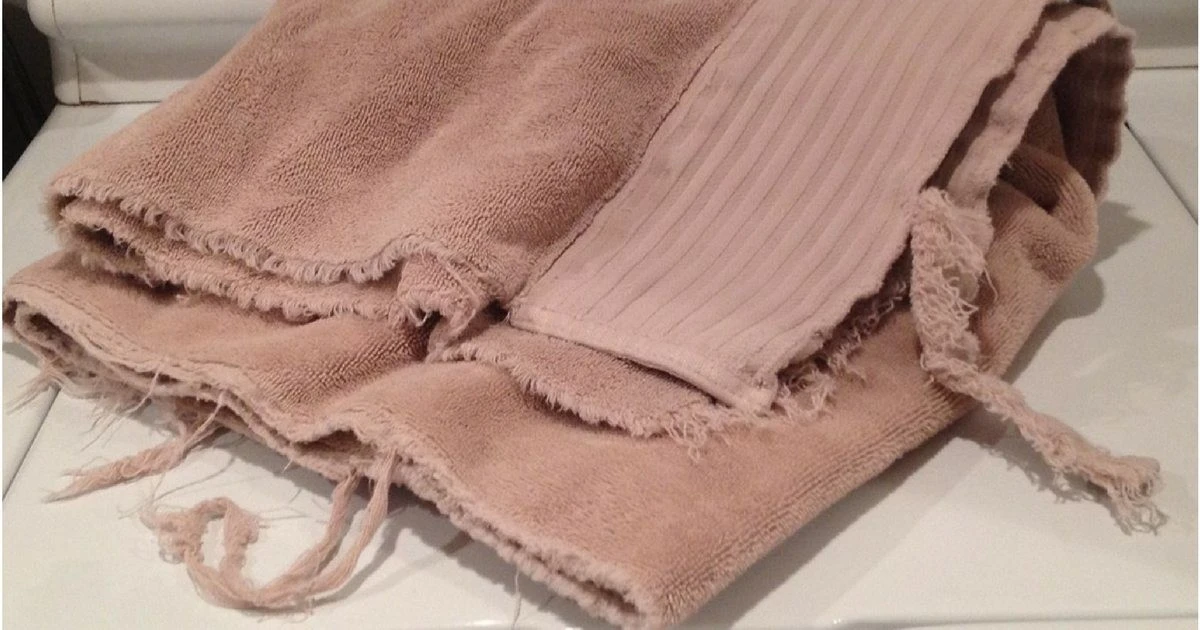 Transforma toallas viejas en una alfombra de baño acogedora: el truco que todas desearán - image 1