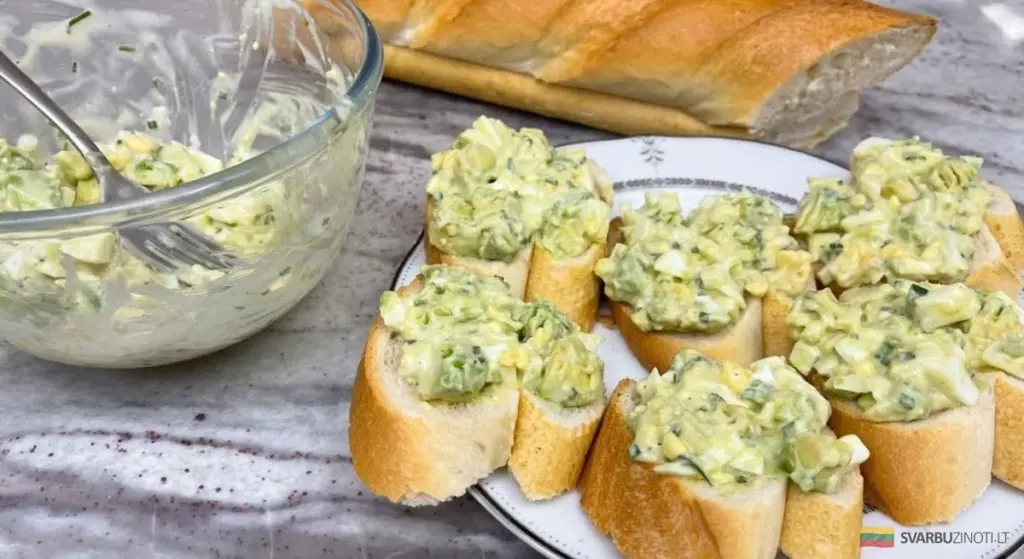 Un aguacate y 4 huevos: el desayuno rápido que te da energía