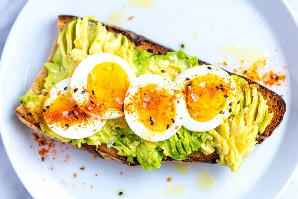 Un aguacate y 4 huevos: el desayuno rápido que te da energía - image 1