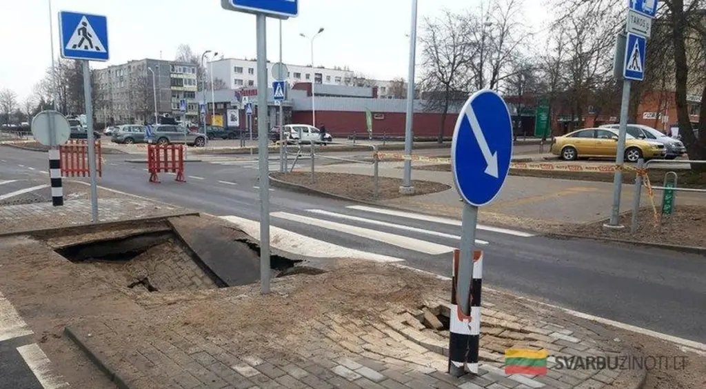 Un agujero misterioso aparece en una zona peatonal de Utena: ¿qué está sucediendo?