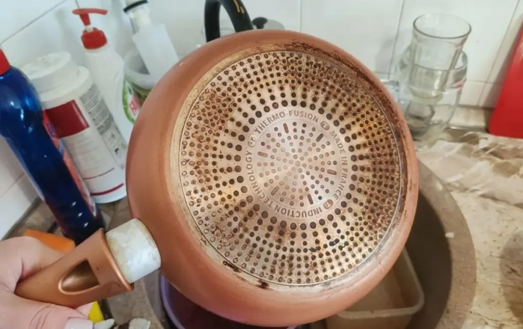 2 cucharadas de esto y la sartén sale como nueva: el truco que no raya tu utensilio