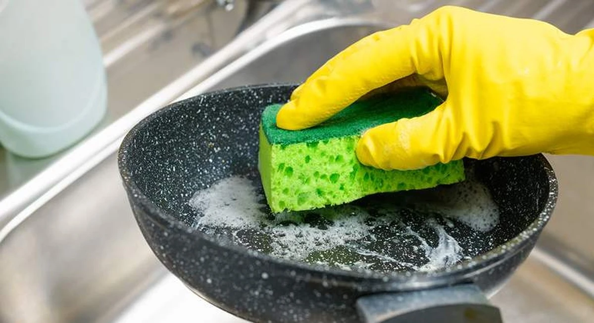 2 cucharadas de esto y la sartén sale como nueva: el truco que no raya tu utensilio - image 1