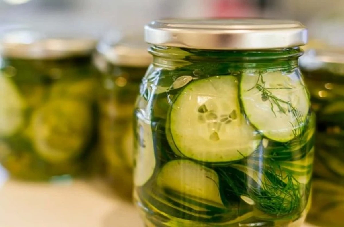 5 porciones que preparo y van directo al refrigerador: listas en 3 horas, mucho más ricas que los pepinillos marinados - image 1