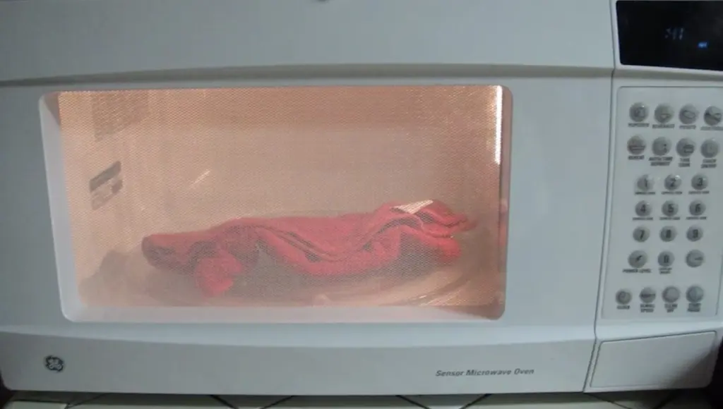 90 segundos en el microondas: el truco secreto de mi suegra para dejar los paños de cocina impecables