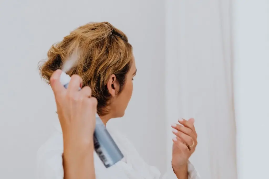 9 usos insospechados del spray para el cabello que seguramente no conocías