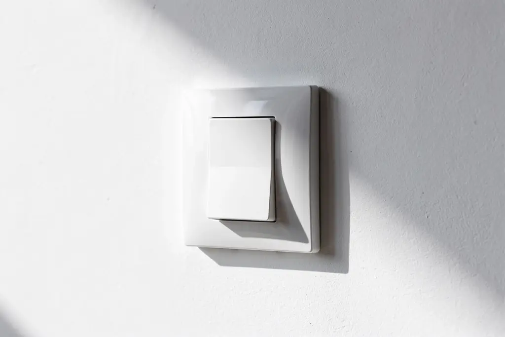 Adiós al grillido del interruptor: la reparación que te ahorra dinero y sustos