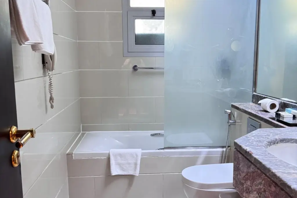 Adiós al moho: la vela que mantendrá tus juntas de azulejos como nuevas