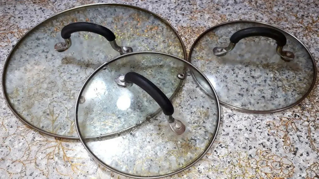 Adiós grasa: el truco del barreño para dejar tus tapas de vidrio impecables en minutos