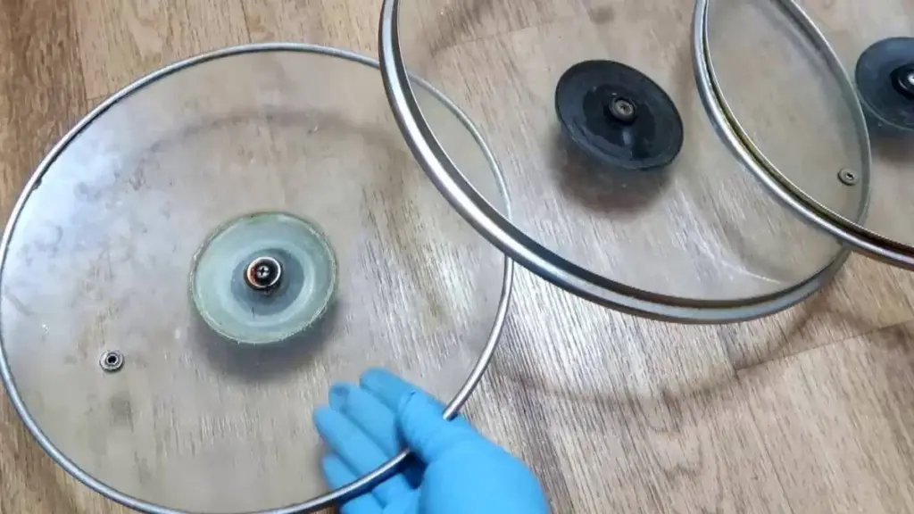 Adiós grasa pegada: así limpio tapas de sartenes sin frotar en minutos