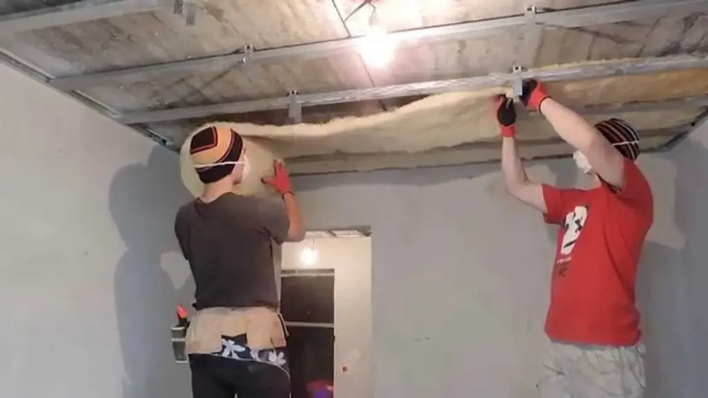 Aislamiento de techo con botellas y serrín: la solución económica que repele las ventiscas