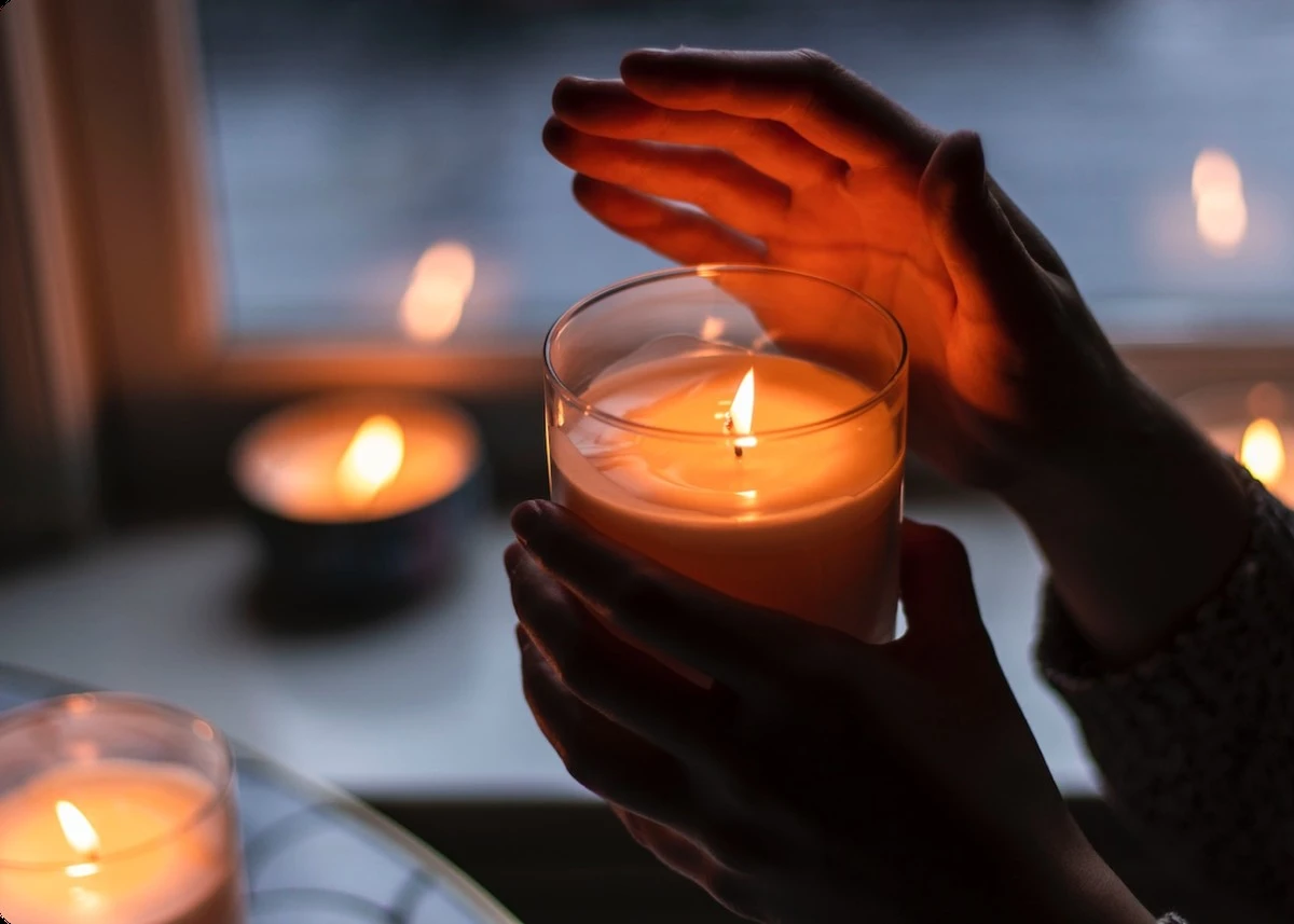 Añade un espejo detrás de esta vela y mira cómo tu habitación se ilumina - image 1