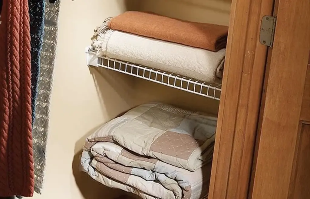 Armario sin humedad ni olores: dos trozos de esta barrita entre la ropa absorben la humedad | Buenas noticias