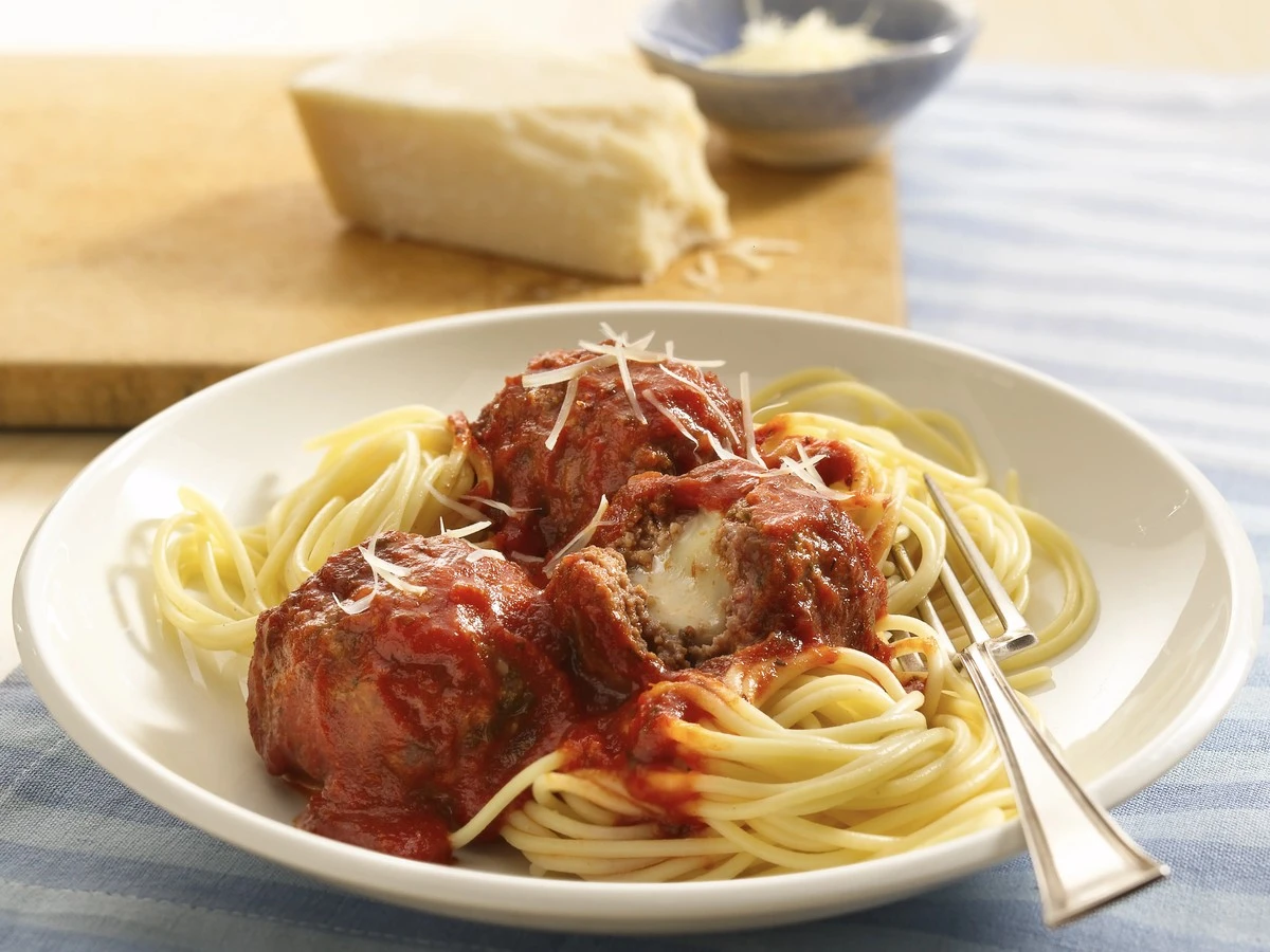 Bolitas de carne con puré de patatas y salsa cremosa: el secreto para una cena rápida - image 1