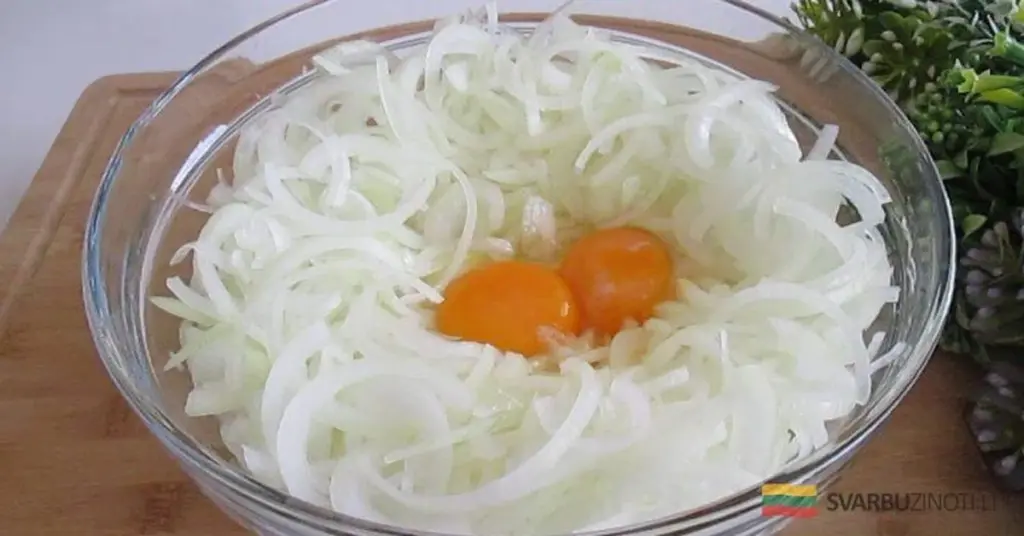 Cebollas fritas con patatas: la receta que te salvará la cena en minutos