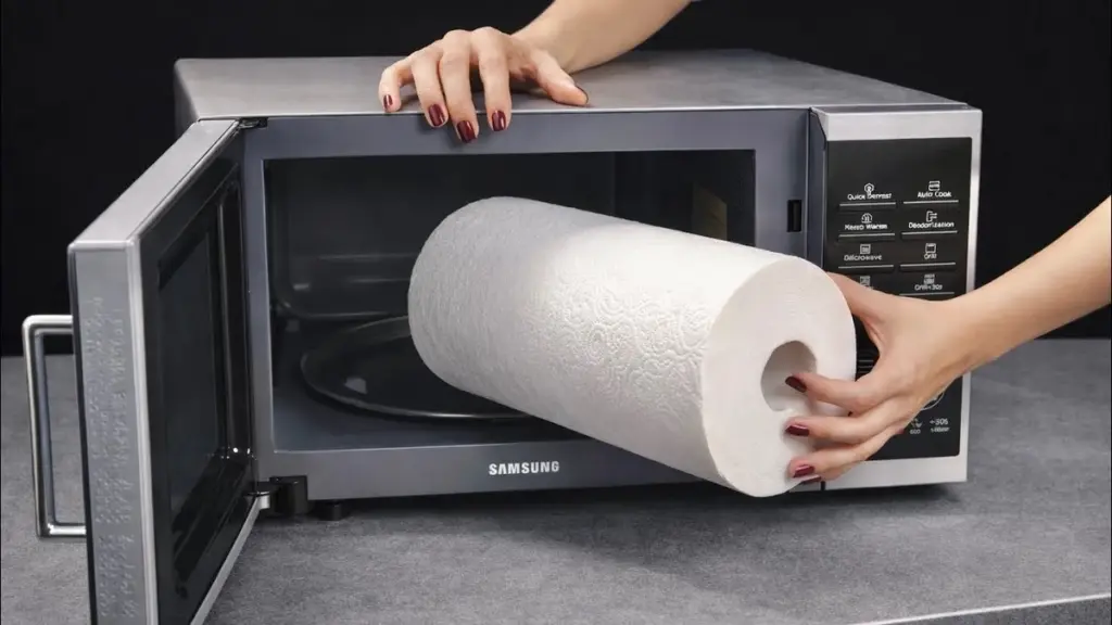 Coloca una toalla de papel en el microondas y transforma tu cocina: 3 trucos que cambiarán tu vida