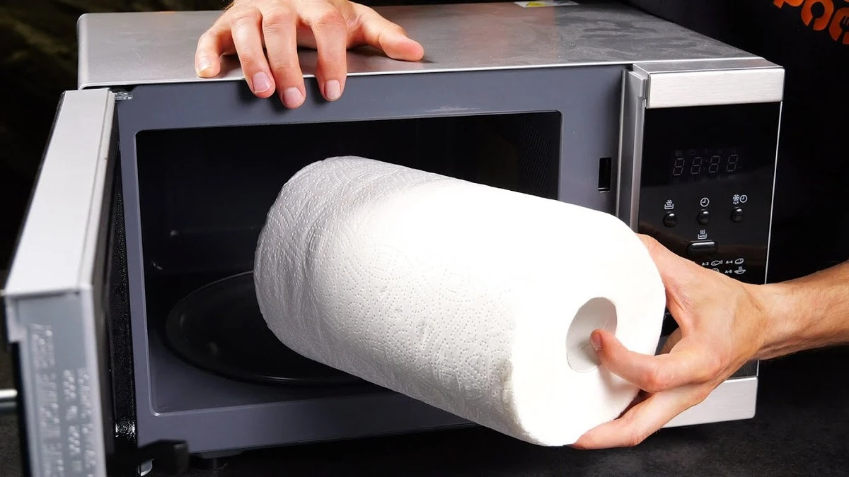 Coloca una toalla de papel en el microondas y transforma tu cocina: 3 trucos que cambiarán tu vida - image 1