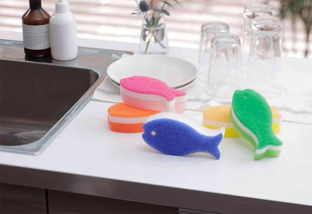 Cómo desinfectar la esponja de la cocina: el microondas elimina los gérmenes en segundos - image 1