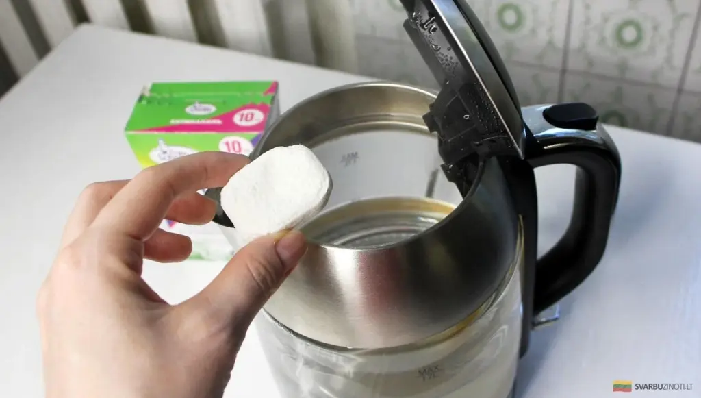 Cómo dos cucharadas de vinagre blanco mantendrán tu hervidor impecable (y tu té, perfecto)