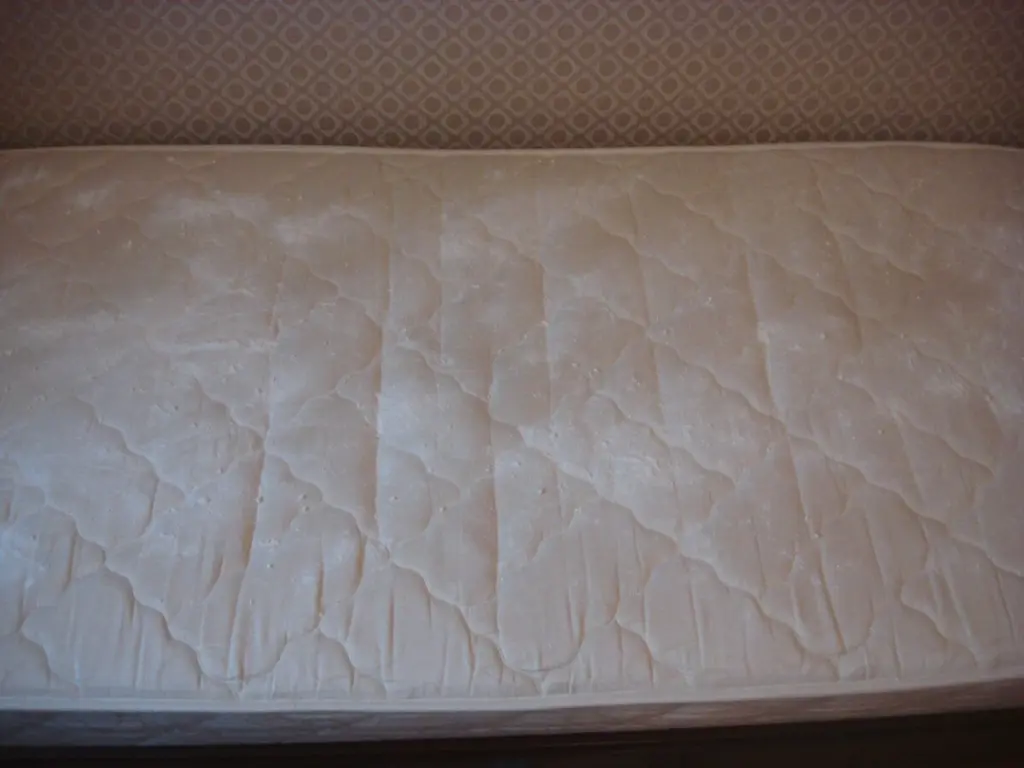 Cómo la plancha revive tu colchón de sus peores manchas