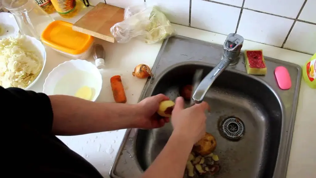 Cómo pelar patatas en un minuto: el truco militar que te ahorrará horas