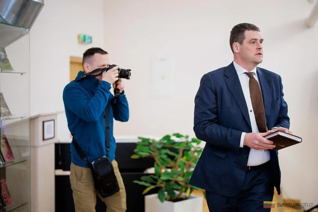 ¿Cómo recibió una prestación por desempleo un político que alquilaba coches a su propio partido?