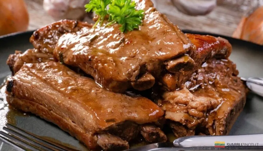 Costillas de cerdo estofadas en salsa de cebolla: la carne más tierna que nunca has probado