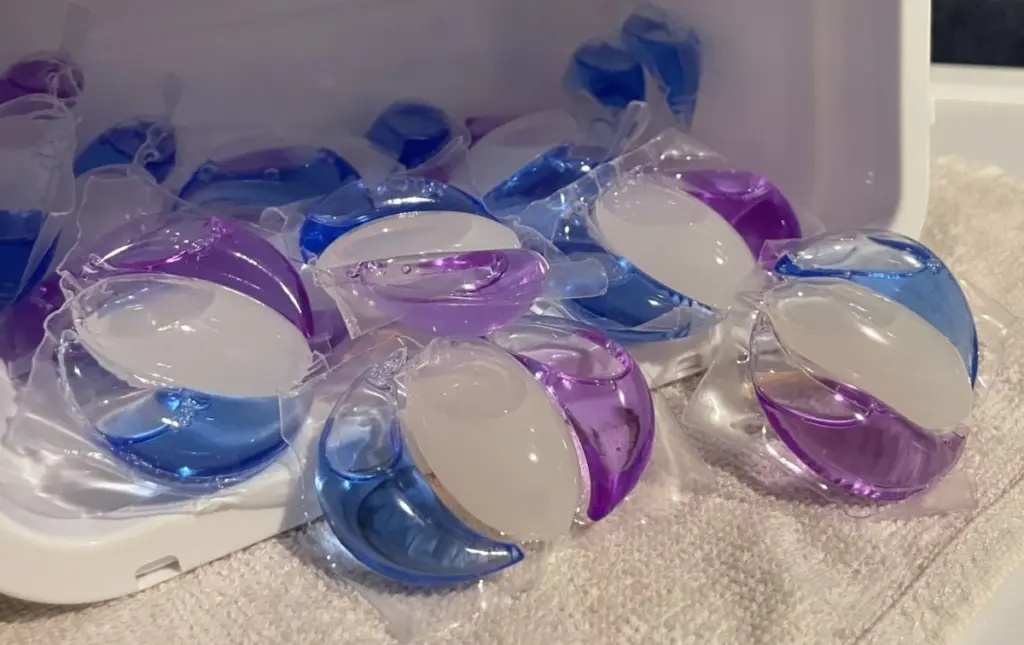 Dais de esas cápsulas de lavandería? Usalas con un truco poco conocido para limpiar toda tu casa