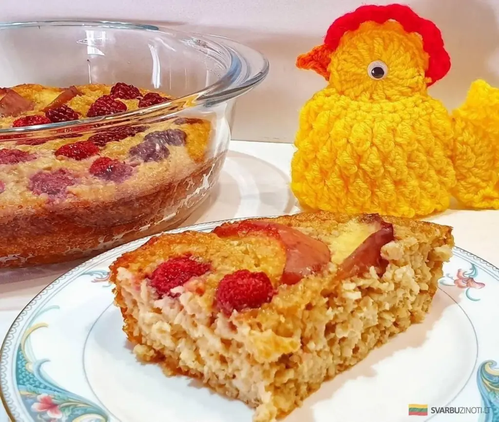 Desayuno de reina: avena horneada con frutos rojos y melocotón