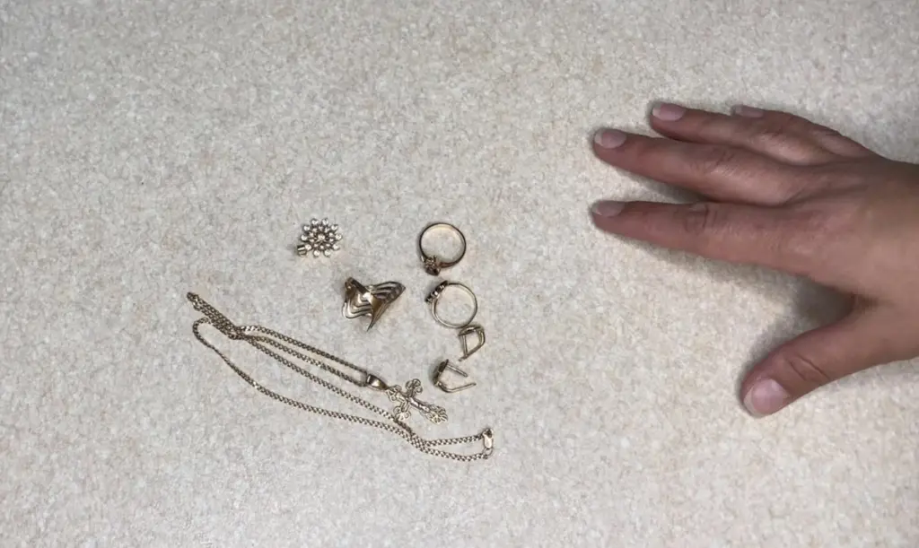 Dos cucharadas de "esto" y agua: sumerge tus joyas doradas y véalas como nuevas