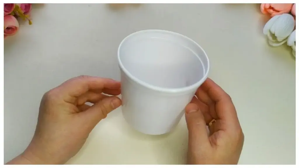 Dos envases de yogur y cuerda: la maceta DIY que te sorprenderá